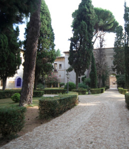 Casale San Pio V - il viale